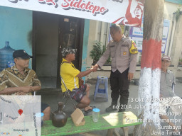 Bhabinkamtibmas Sidotopo Sosialisasikan Kamtibmas dan Layanan Call Center 110 kepada Warga