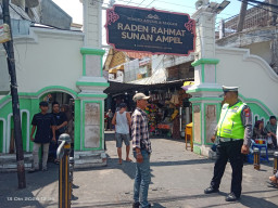 Polsek Semampir Patroli di Kawasan Religi Ampel, Bantu Masyarakat dan Antisipasi 3C