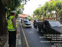 Satlantas Polres Pelabuhan Tanjung Perak Intensifkan Patroli dan Pengaturan Lalu Lintas di Sejumlah Titik Rawan