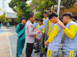 Bhabinkamtibmas Tanah Kali Kedinding Beri Binluh kepada Pelajar SMPN 15 Surabaya