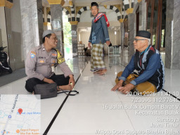 Bhabinkamtibmas Bulak Sambang Warga dan Sholat Berjamaah, Sampaikan Pesan Kamtibmas
