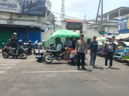 Polsek Pabean Cantikan Patroli di Pintu Masuk Wisata Religi Sunan Ampel, Antisipasi Copet dan Jambret