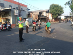 Polsek Asemrowo Laksanakan Pengaturan Lalu Lintas Pagi di Tambak Mayor, Arus Kendaraan Padat Merambat