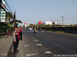 Polsek Krembangan Gelar Pengaturan Lalu Lintas Pagi di Jalan Kalianak, Bantu Warga Menyeberang ke Pasar
