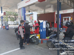 Polsek Asemrowo Gelar Patroli Dialogis di SPBU Margomulyo, Sampaikan Imbauan Antisipasi 3C