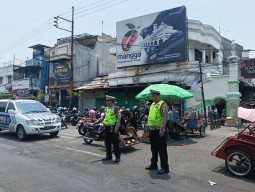 Polsek Semampir Patroli di Pintu Masuk Religi Sunan Ampel, Antisipasi Copet dan Jambret