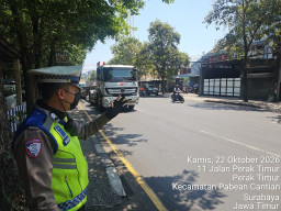 Satlantas Polres Pelabuhan Tanjung Perak Patroli dan Atur Lalu Lintas, Antisipasi Kemacetan