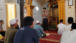 Jum’at Keliling, Kapolsek Asemrowo Sambangi Masjid Darussalam dan Bagikan Alquran