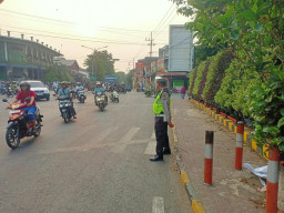 Polsek Semampir Pantau Arus Lalu Lintas di TL Karang Tembok, Antisipasi Kepadatan Jam Kerja