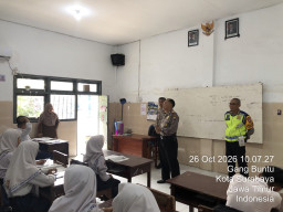 Polsek Krembangan Gelar Polidik di SMP Bina Karya, Edukasi Siswa tentang Tertib Berlalu Lintas