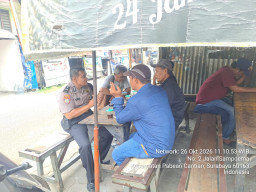 Bhabinkamtibmas Krembangan Utara Sambangi Warkop, Ajak Warga Jaga Keamanan Lingkungan