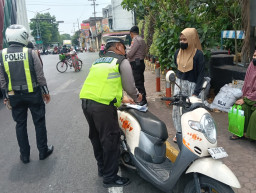 Polsek Semampir Pantau Arus Lalin dan Lakukan Penindakan Kasat Mata di TL Karang Tembok