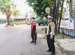 Polsek Krembangan Lakukan Pengaturan Lalu Lintas Pagi di Perempatan Mbah Ratu