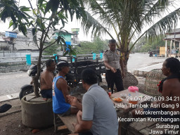 Bhabinkamtibmas Morokrembangan Sambangi Tokoh Masyarakat, Ajak Warga Aktifkan Kembali Pos Kamling