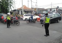 Unit Lantas Polsek Asemrowo Atur Lalu Lintas Pagi Cegah Kemacetan