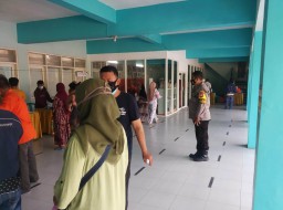 Personil Polsek Semampir Kawal Pembagian BST di Terminal Ampel