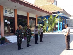 Anggota Polsek Kenjeran Bersama TNI, Tetap Laksanakan PAM PPK