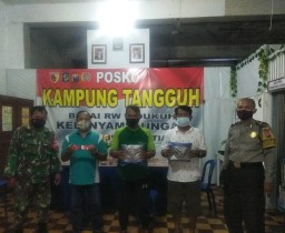 Babinkamtibma Nyamplungan Bagikan Sarkon Berupa Gembok & Jas Hujan Kepada Warga KTS Jalan Dukuh