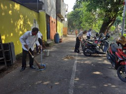 Tingkatkan Produktifitas Kerja, Polsek Semampir Gelar Kerja Bakti Bersih-Bersih Mako