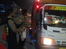 Kasat Sabhara Polres Tanjung Perak Pimpin Acara Bagi-bagi Makan Sahur