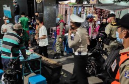 Polres Tanjung Perak Gelar Patroli Skala Besar, Antisipasi Kriminalitas & Penertiban Masker