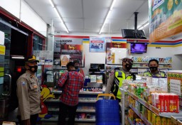 Polsek Semampir Gelar Patroli Malam di Mini Market, Sampaikan Pesan Keamanan