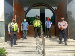 Polsek Krembangan Lakukan Pengamanan Kebaktian Minggu Pagi di Gereja Santo Mikael