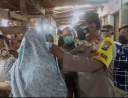 Kapolsek Asemrowo Sampaikan Himbauan Patuh Prokes Ke Pedagang & Pengunjung Pasar
