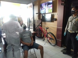Polsek Asemrowo Laksanakan Swab Tes Antigen Untuk Para Tahanan