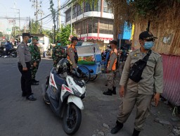 Polsek Pabean Cantikan Kawal Operasi Penertiban PKL Oleh Satpol PP di Jalan Rajawali & Kembang Jepun