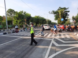 Unit Lantas Polsek Kenjeran Gelar Pengaturan Pagi, Cegah Kemacetan