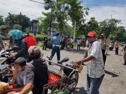 Kabag Ops Polres Pelabuhan Tanjung Perak Pimpin Operasi Pembubaran PKL & Penertiban Masker