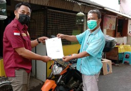 Personil Polres Tanjung Perak Sosialisasikan SPKT Door To Door Ke Warga Pemukiman Jalan Pesapen