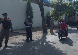 Wakapolsek Kenjeran Pimpin Operasi Penertiban Masker di Jalan Kyai Tambak Deres Diikuti Personil Gabungan