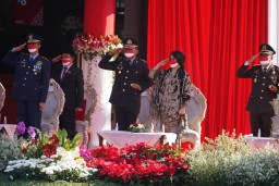 Kapolres Tanjung Perak Hadiri Pelaksanaan Upacara HUT Ke 76 Kemerdekaan Republik Indonesia di Balai Kota Surabaya