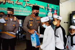 Kapolres Tanjung Perak Berikan Santunan Kepada Puluhan Untuk Anak Yatim