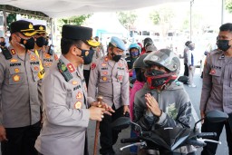 Kapolda Jatim Pantau Pelaksanaan Vaksinasi Drive Thru Polres Pelabuhan Tanjung Perak