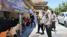 Kapolres Tanjung Perak Pantau Vaksinasi di Mapolsek Kenjeran & Bagikan Bantuan Sembako