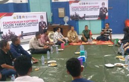 Polsek Pabean Cantikan Sosialisasikan SPKT Door To Door di Acara Cangkrukan Senin Militan