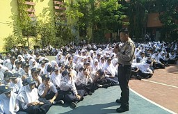 Panit Binmas Polsek Asemrowo Gelar Rabu Narsis, Titip Pesan Rajin Belajar