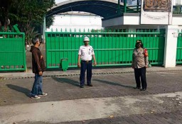 Kanit Binmas Polsek Asemrowo Koordinasi Pengamanan Hari Buruh Dengan Petugas Sekuriti