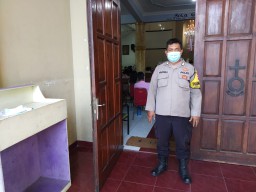 Babinkamtibmas Polsek Semampir Lakukan Pengamanan Misa Kenaikan Isa Almasih di Gereja HKBP