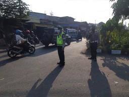Satlantas Polres Pelabuhan Tanjung Perak Lakukan Pengaturan Pagi Cegah Kemacetan