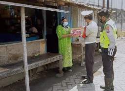 Polsek Asemrowo Bagikan Bantuan Sembako Untuk Warga Kalianak Pergudangan