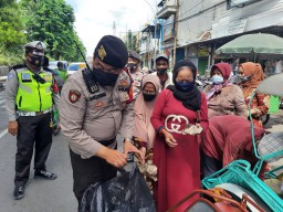 Polsek Semampir Bagikan Makanan Dalam Program Jumat Berkah