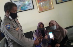 Babinkamtibmas Kenjeran Sosialisasikan Aplikasi Peduli Lndungi Kepada Warga Kyai Tambak Deres