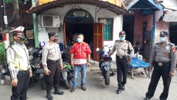 Personil Polsek Asemrowo Amankan Kebaktian Rutin Minggu Pagi