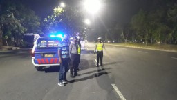 Jaga Kamtibmas Serta Ciptakan Rasa Aman, Polsek Asemrowo Gelar Patroli Mobile di Malam Hari