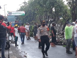 Kapolsek Asemrowo Pantau Pelaksanaan Kerja Bakti Warga, Ingatkan Protokol Pencegahan Covid-19