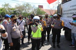 Kapolres Tanjung Perak Pimpin Pengamanan Unjuk Rasa Buruh & Pekerja PT Spil